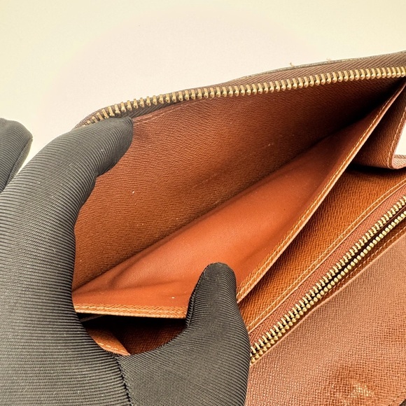 Full Inclusion Louis Vuitton Monogram Canvas Zippy Organizer Wallet. - Picture 8 of 11